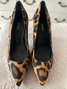 6 1/2 DKNY Leopard-Print Pointed Toe Pumps in Brown and Black